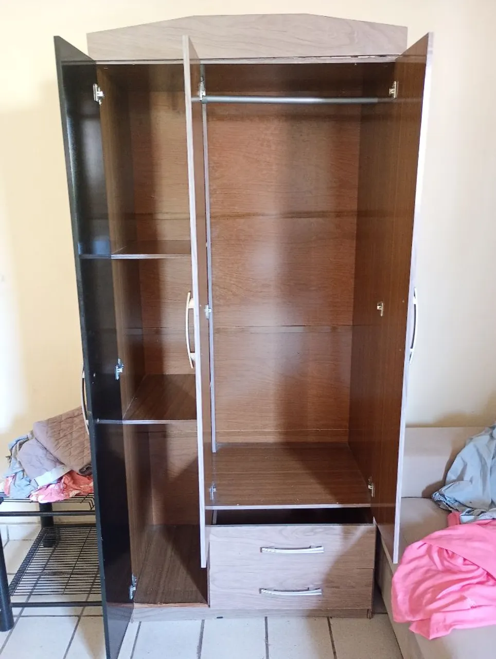 Guarda-Roupa Amadeirado com Gavetas
