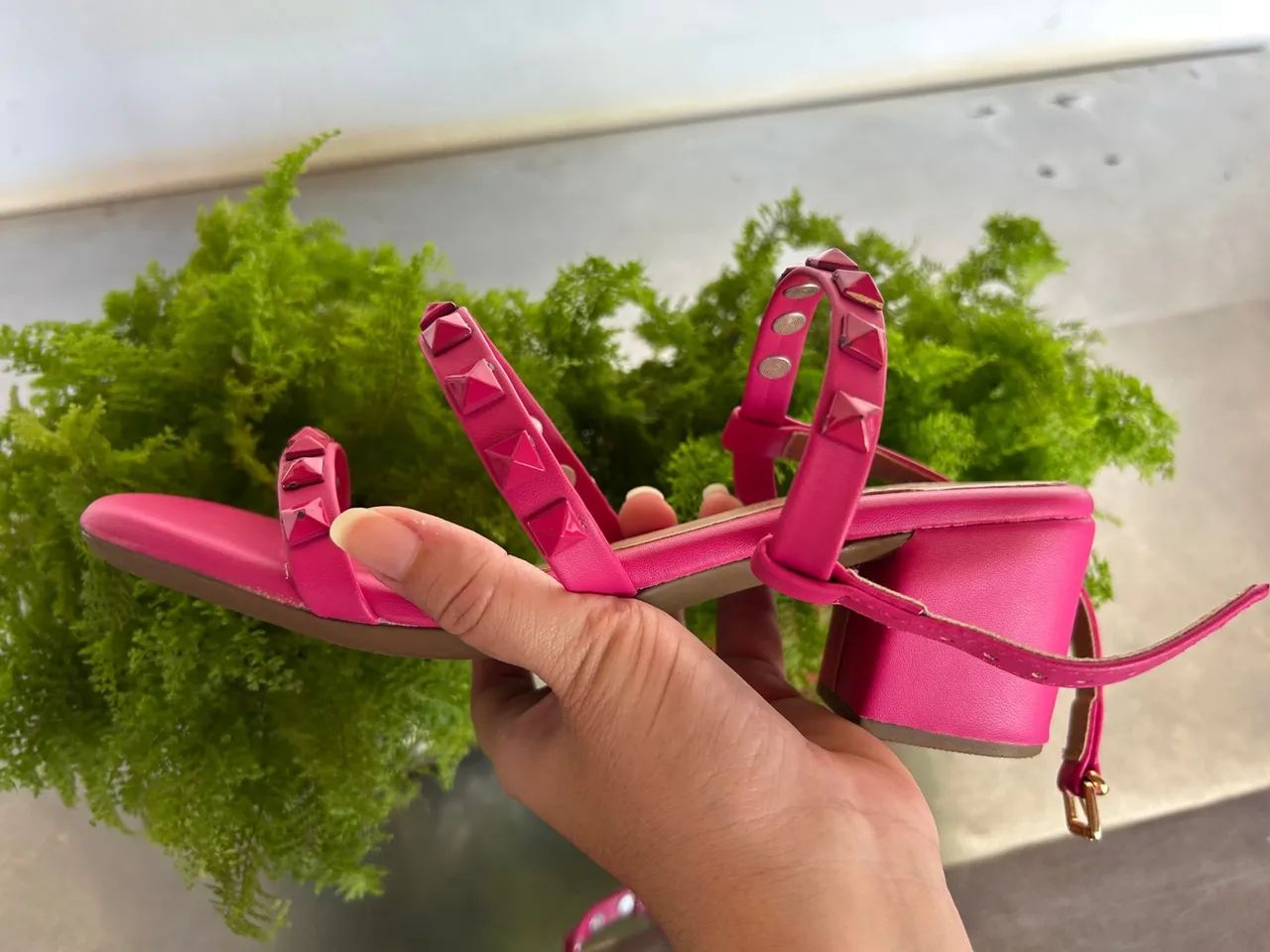 Sandália feminina rosa com spikes - Foto 2