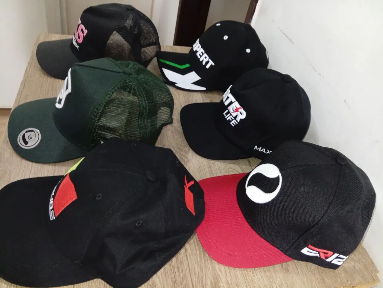 9 Bonés vários modelos $10 cada