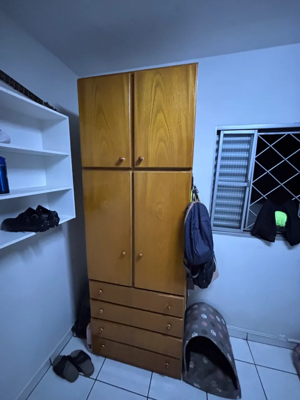 Guarda-roupa de madeira com gavetas