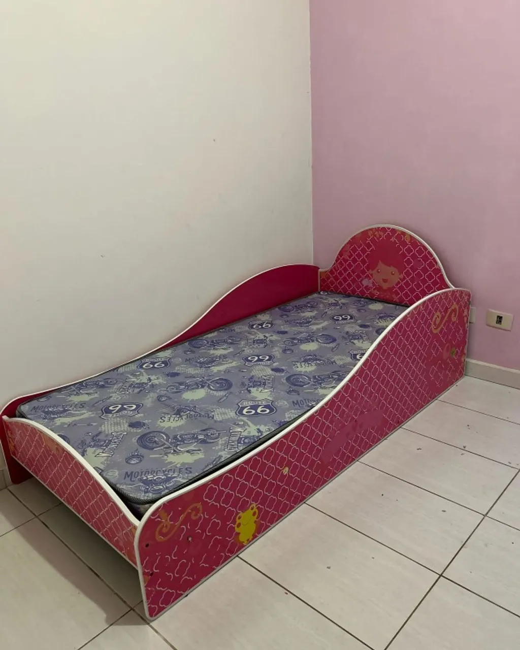 Cama tamanho solteiro rosa em MDF