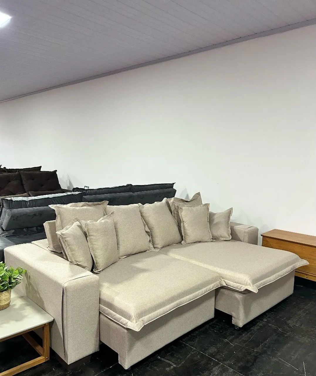 Sofá de canto bege com chaise