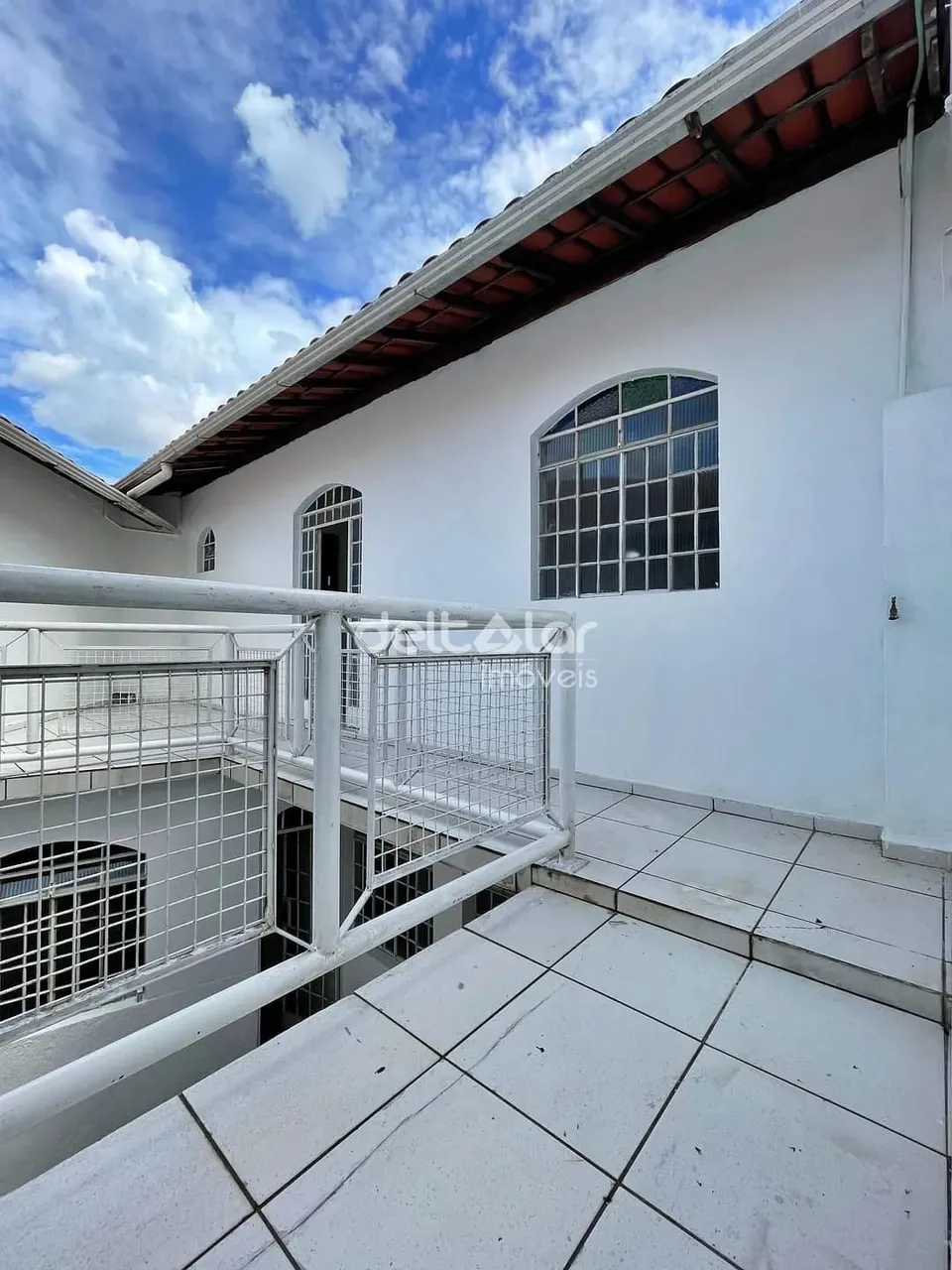 Casa com 02 quartos, sendo um suíte e varanda e 03 vagas de garagem, Planalto, Belo Horizo