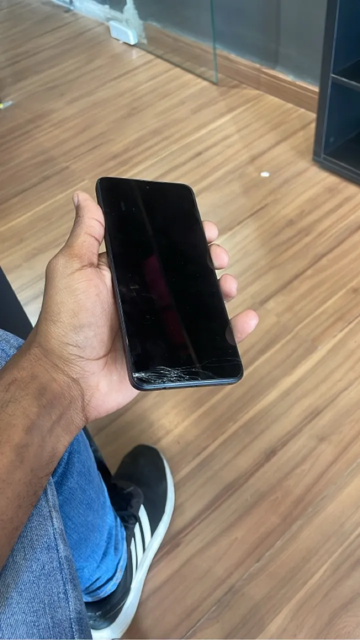 Smartphone com tela rachada