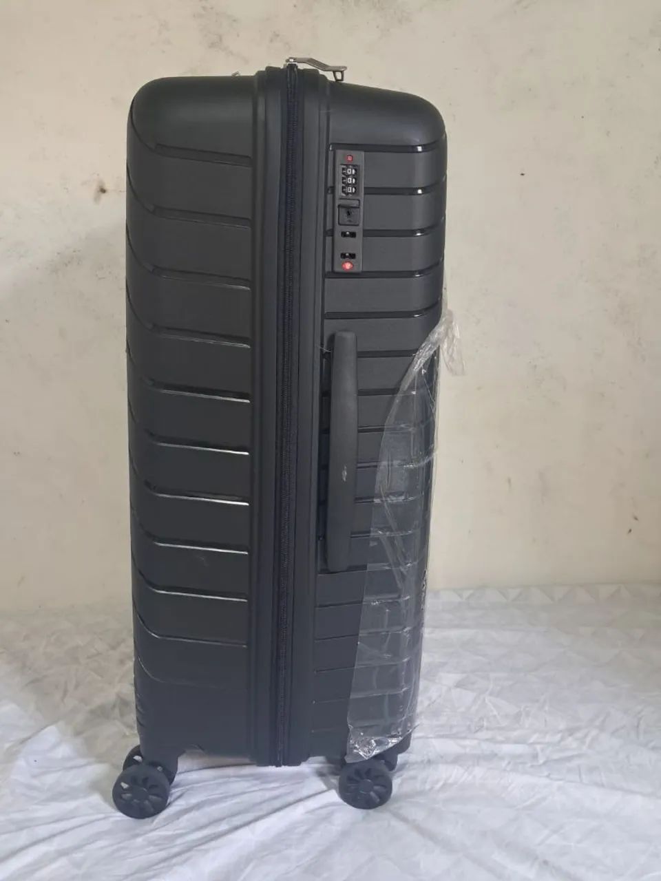 Mala de viagem despachante 30 kgpreta com design moderno - Foto 2