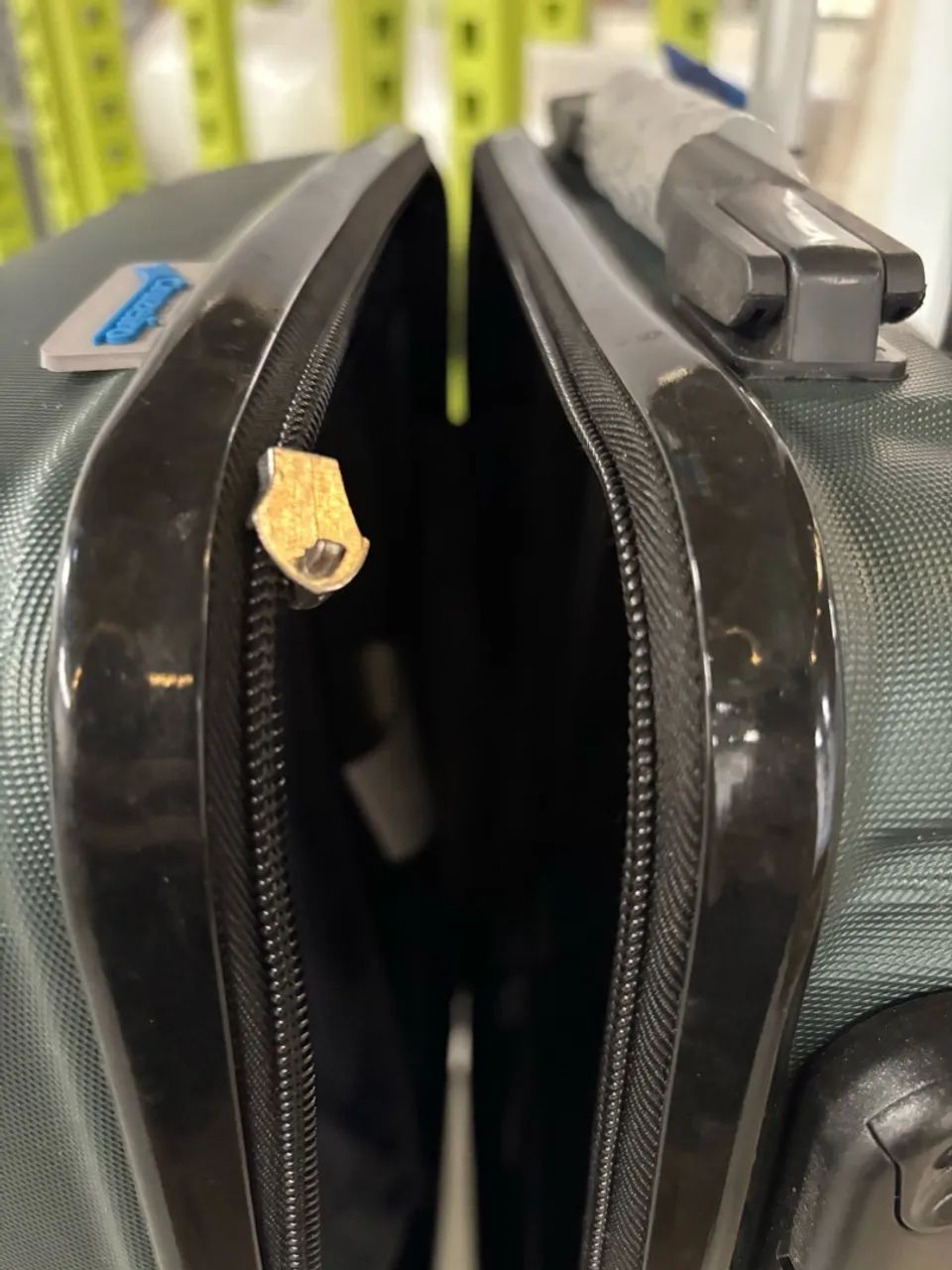 Mala de bordo com avaria- precisa colocar os dois zipers - Foto 2