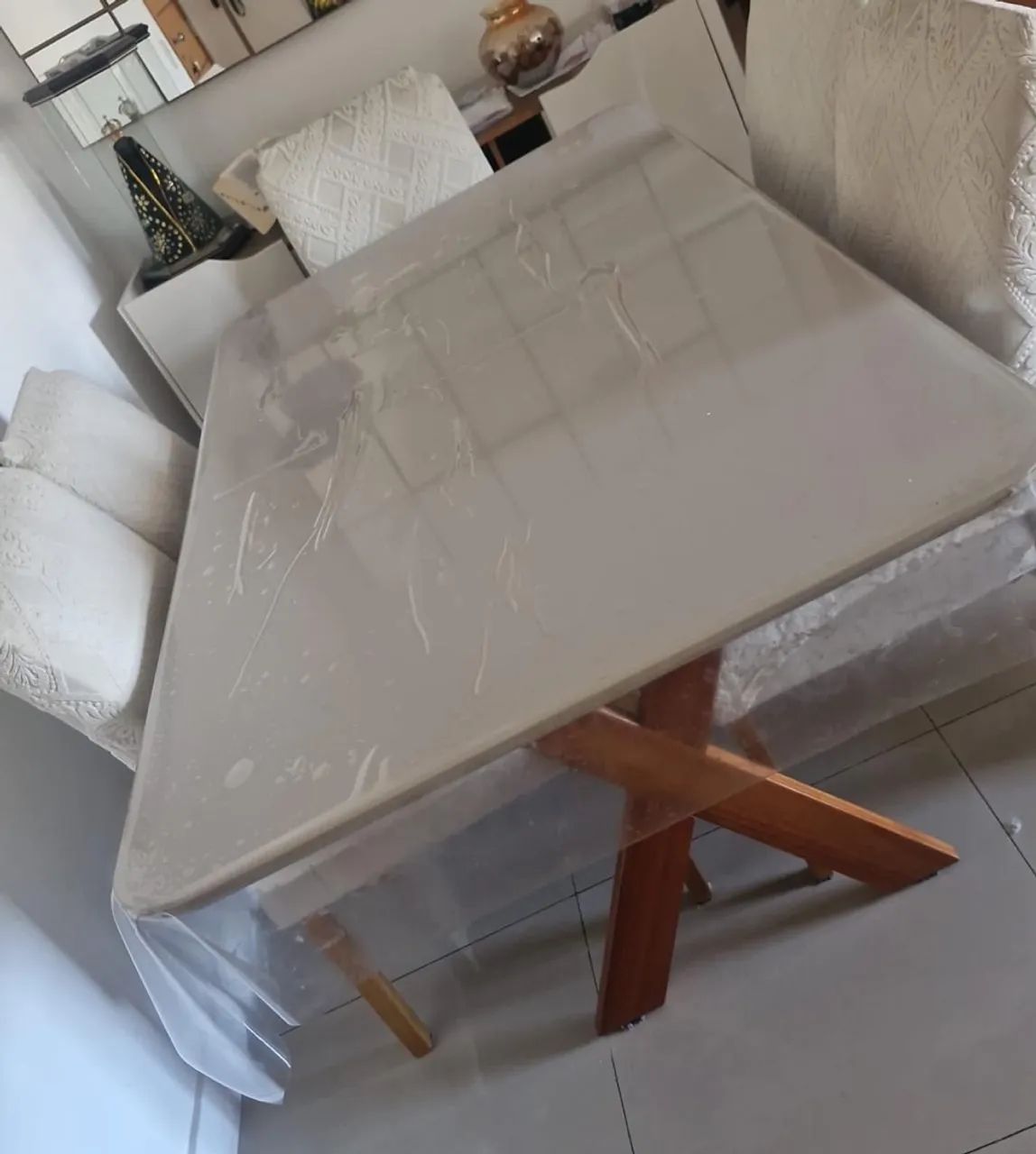 Mesa com tampo de vidro e 5 cadeiras  - Foto 2