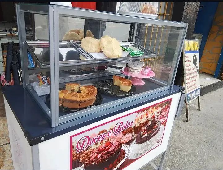 Carrinho de Doces e bolos com Guarda Sol e Rodas Pneumáticas 