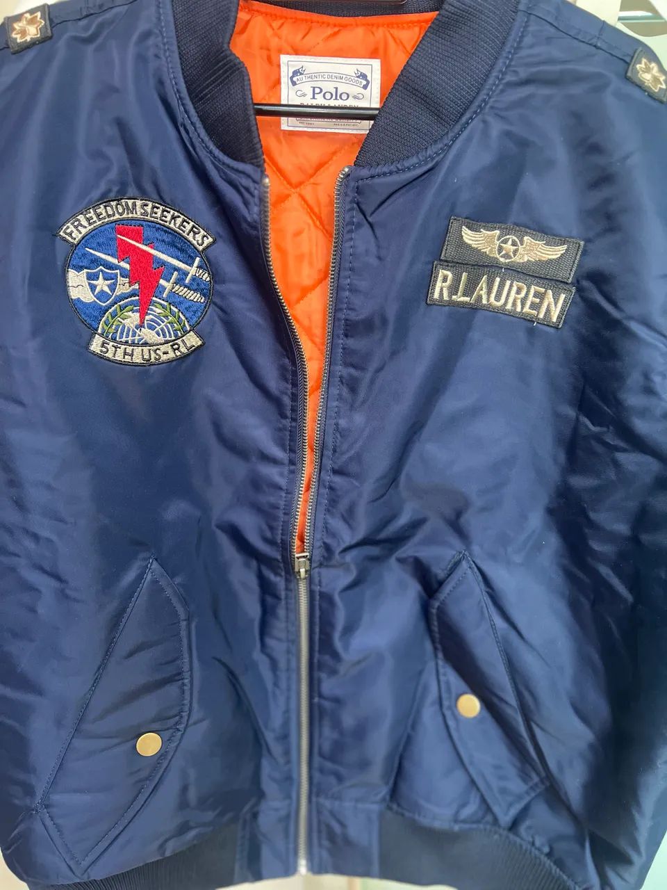 Jaqueta Bomber Azul com Patches Estilo Militar - Nova - Foto 4