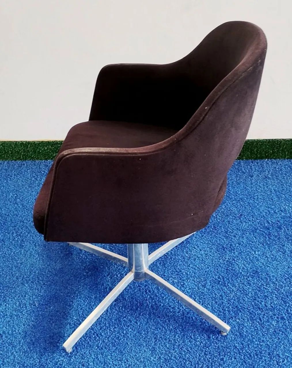 Poltrona Decorativa Giratória com Base de Alumínio - Foto 3