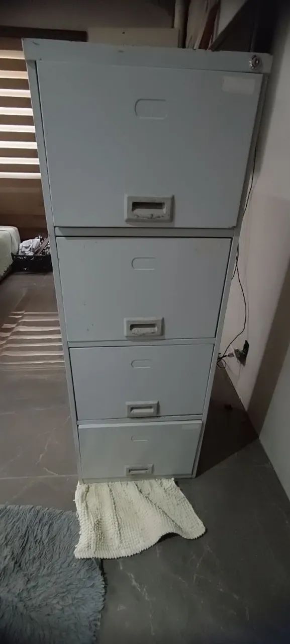 Arquivo de ferro com 4 gavetas