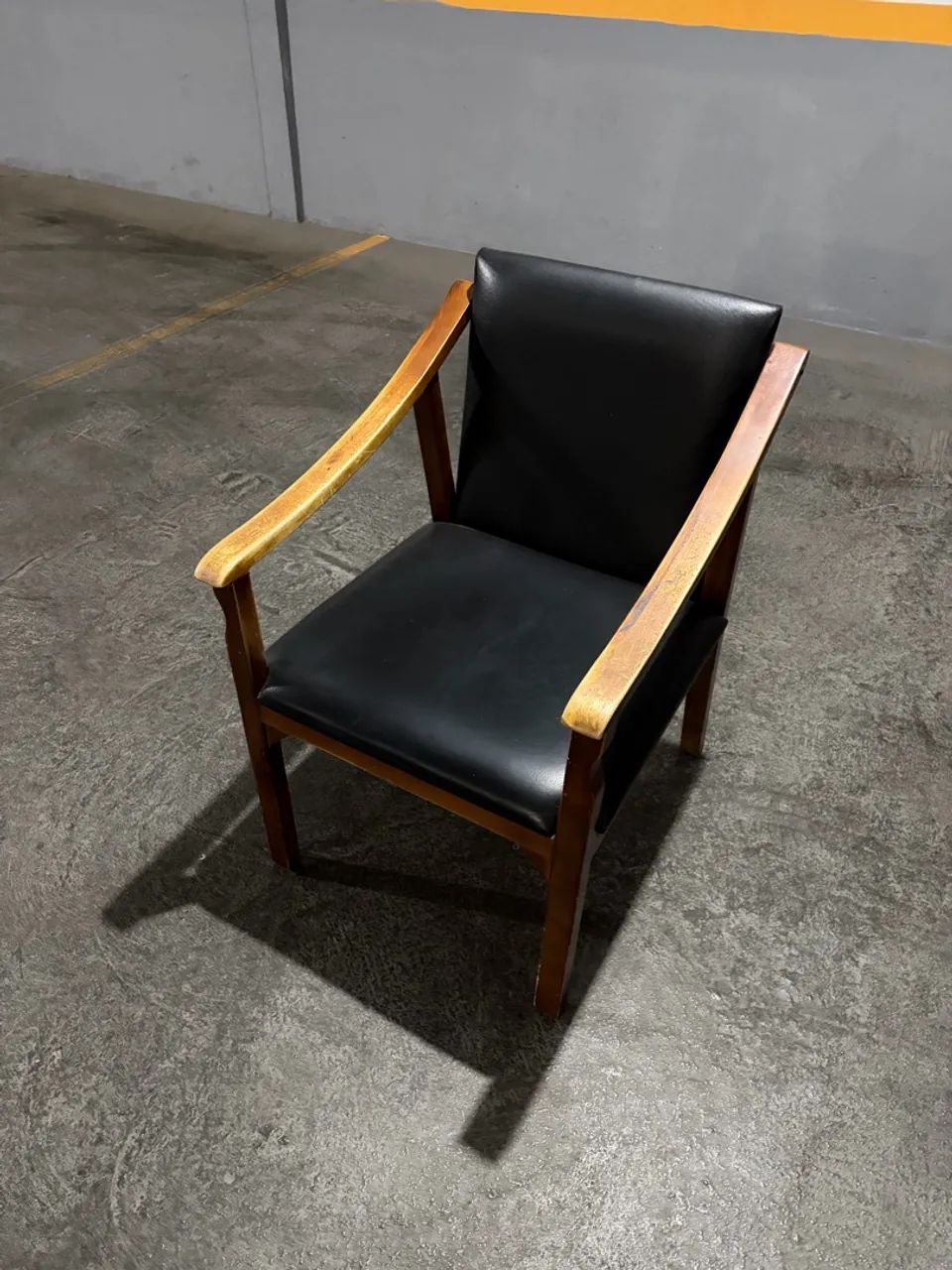 VENDO CADEIRAS EM COURO - Foto 4