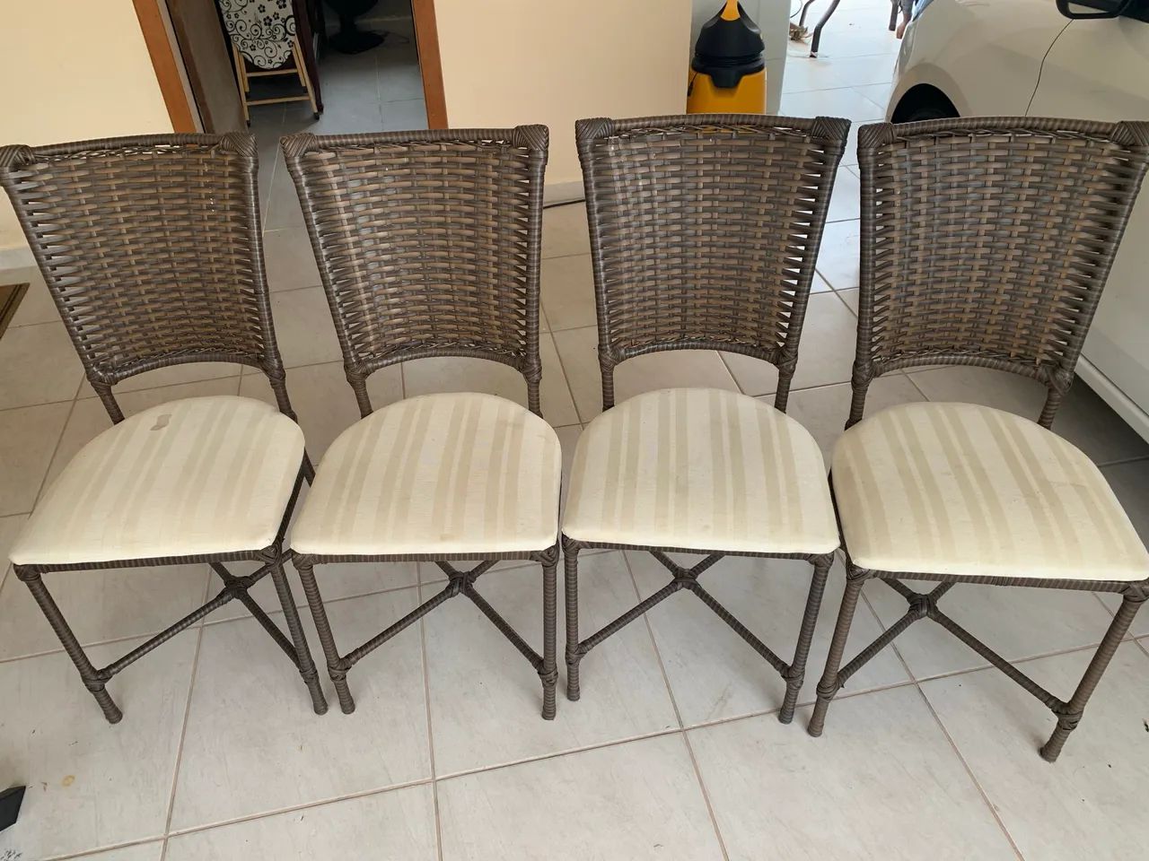 Mesa com 4 cadeiras  - Foto 2