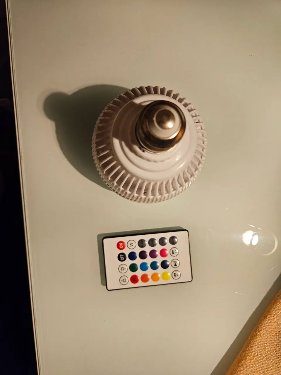 Lampada RGB com Som Bluetooth e controle