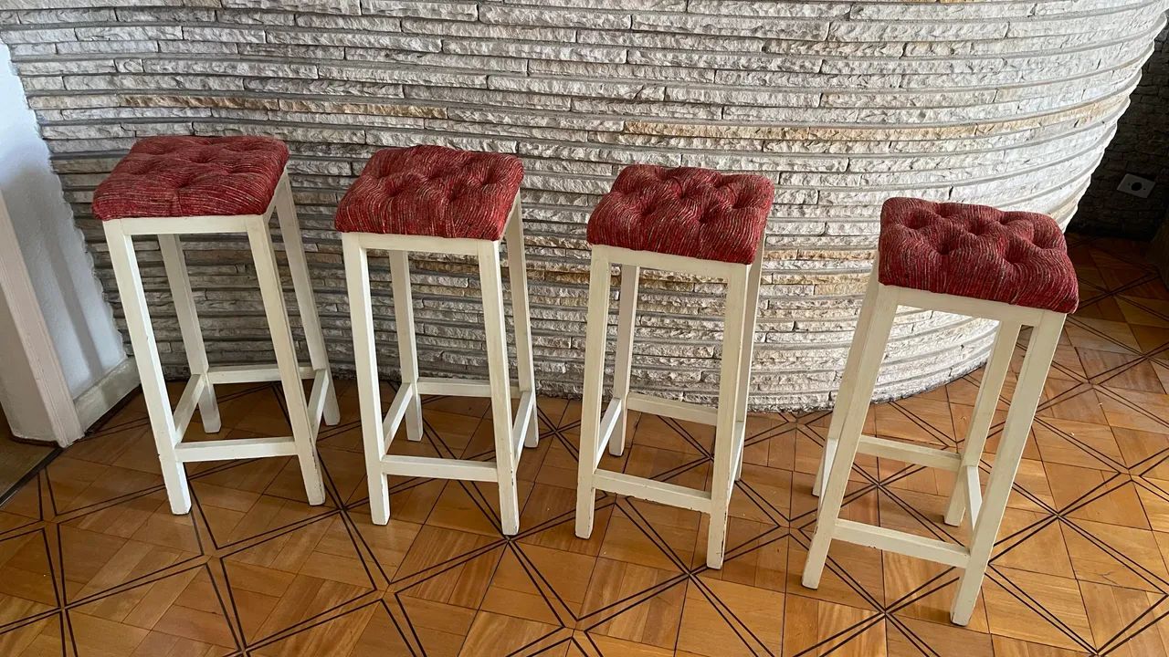 Jogo com 4 banquetas de madeira com estofado  - Foto 5