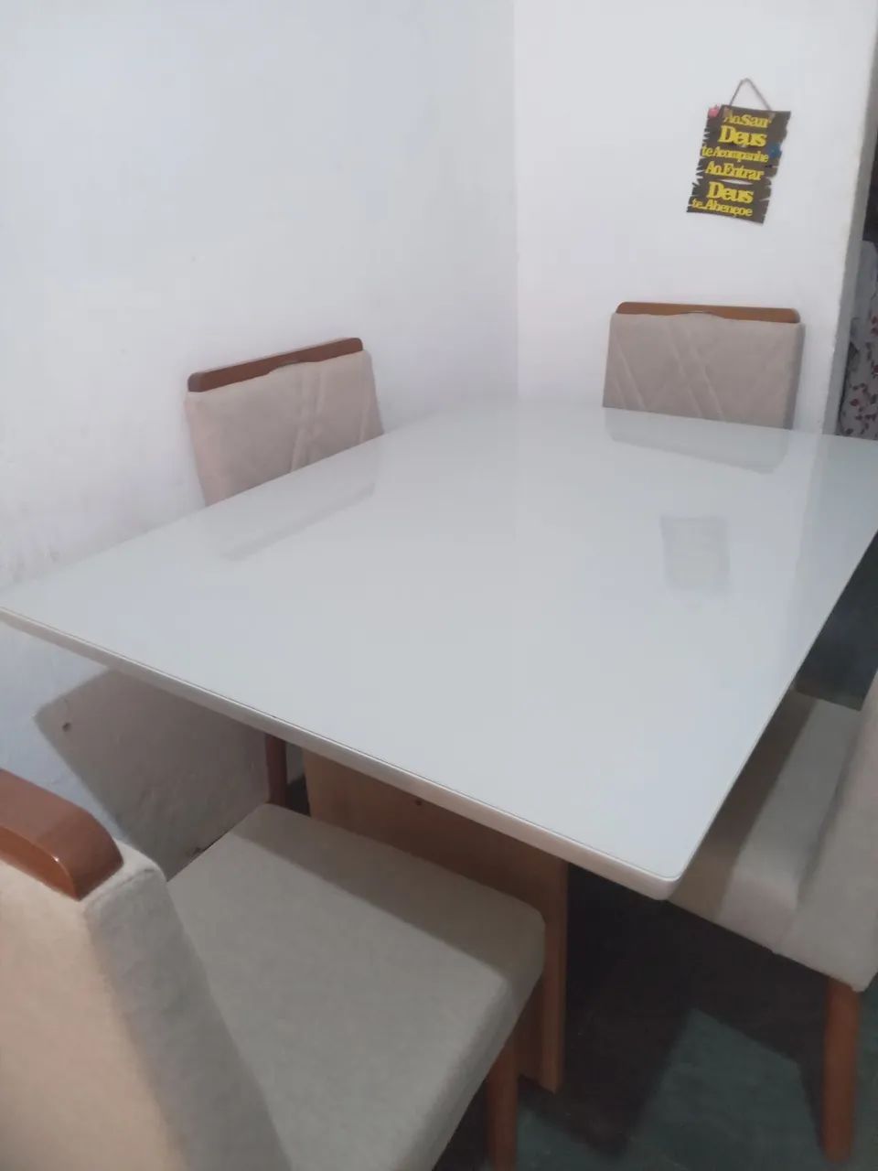 Mesa de jantar com quatro cadeiras