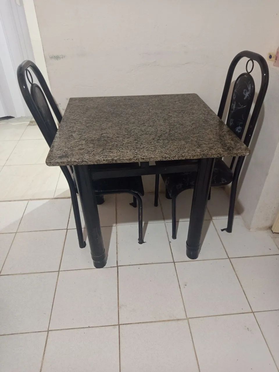 Mesa de mármore com 4 cadeiras 