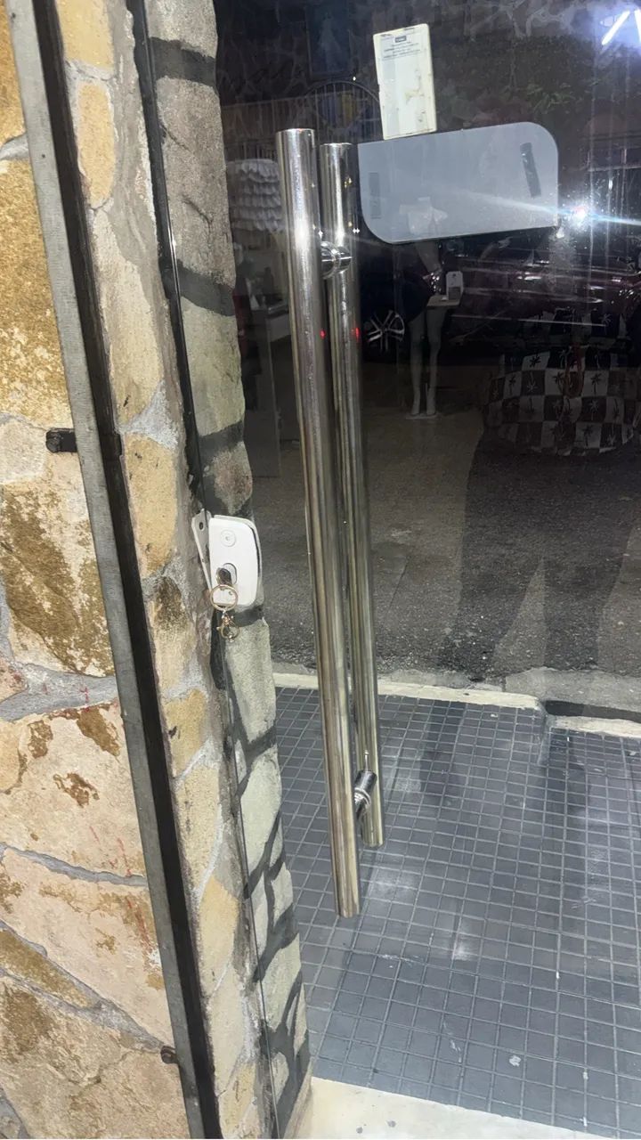 Vendo uma vitrine com porta completa  - Foto 2