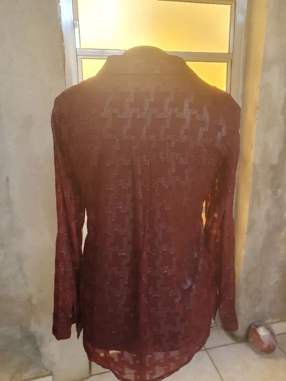 Camisa vermelha brilhosa - Foto 2