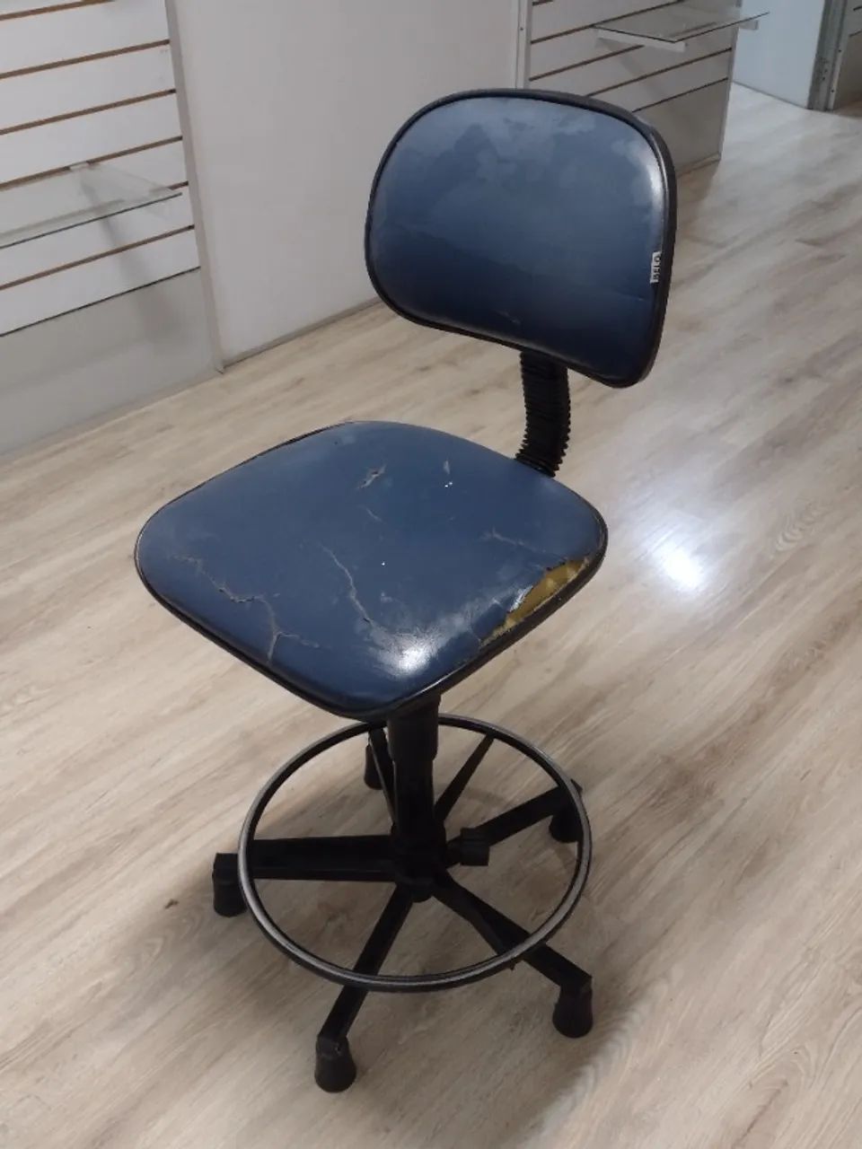 cadeira de bancada com assento e encosto com madeiras compensadas e espumas injetadas - Foto 2