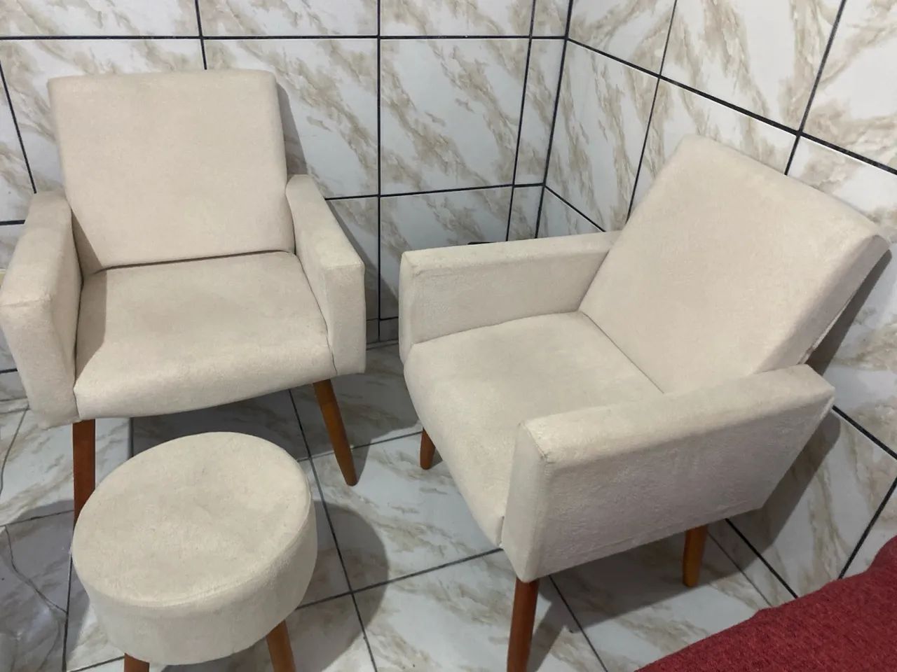 vendo poltronas na cor bege, perfeito estado, vem com o puff *93 