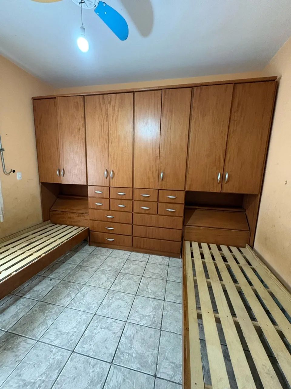 Guarda roupa com cama.