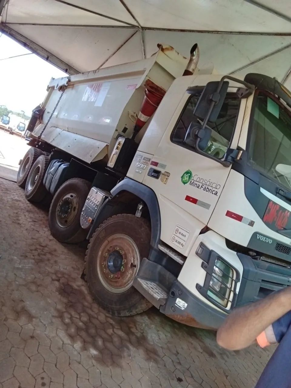 CAMINHÃO BÁSCULA VOLVO 8X4  - Foto 3