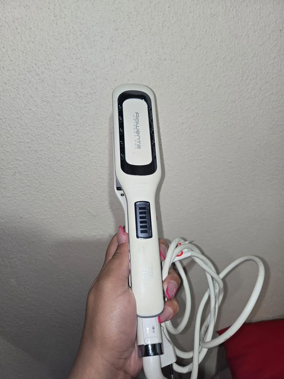 Prancha Rowenta Wet & Dry Pro nova <br>Pode ser usada com cabelos úmidos 180$ - Foto 2