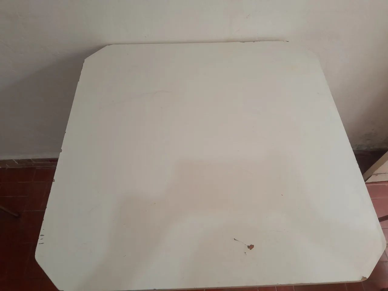 Mesa branca madeira com revestimento.