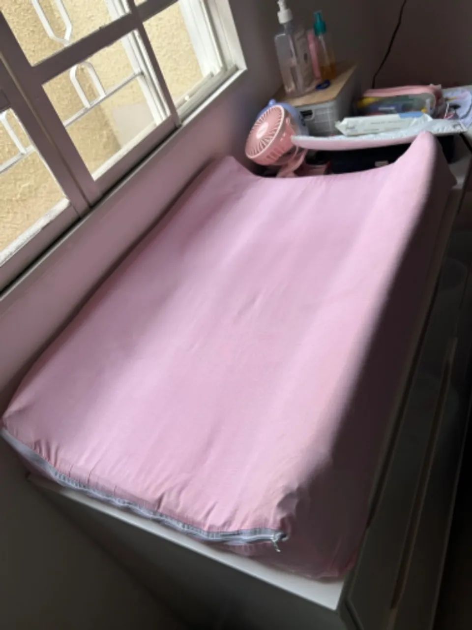 TROCADOR DE CÔMODA DE BEBÊ BRANCO E ROSA