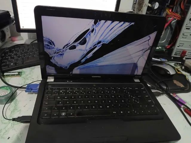 notebook com tela quebrada 