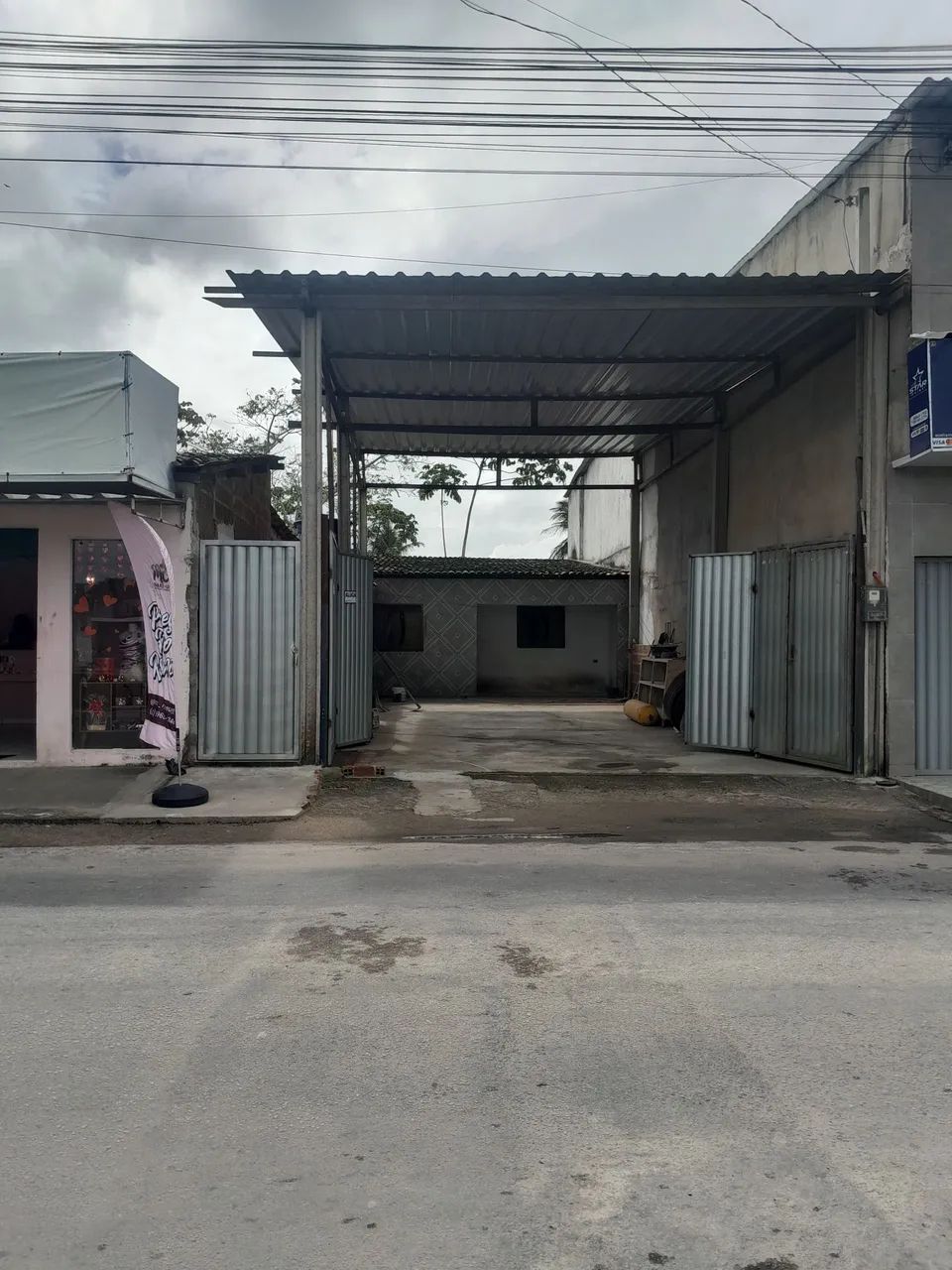 Alugo  galpão com uma casa junto 