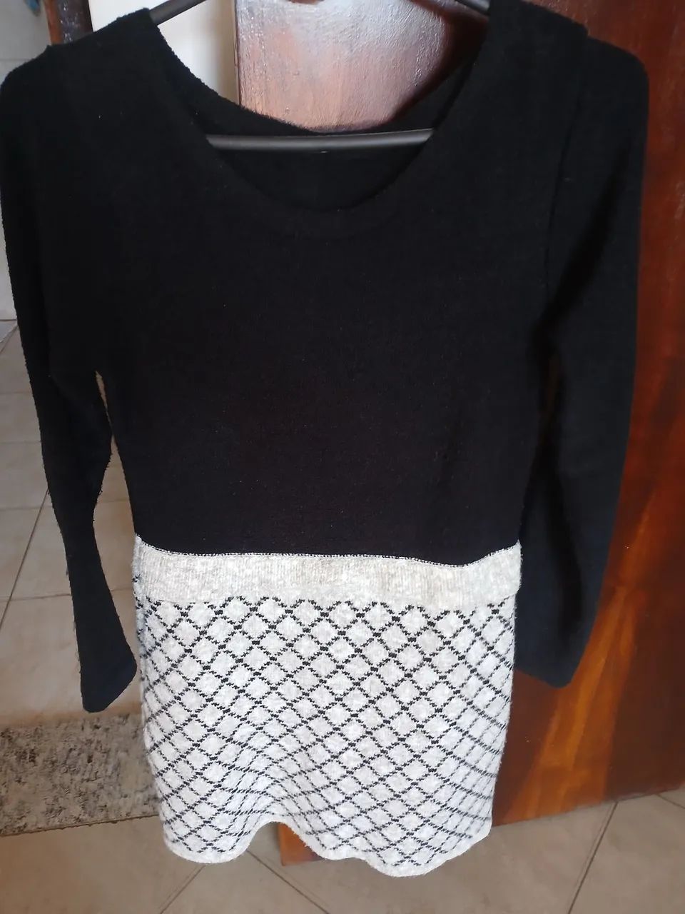 Vestido elegante de malha, modelagem e define o corpo 