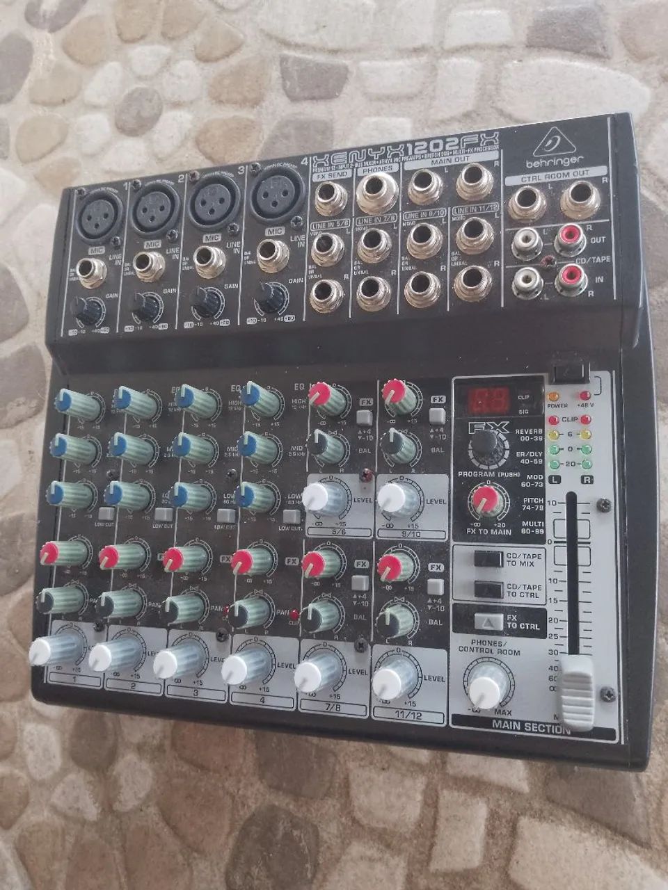 Mesa de som Behringer xenyx12