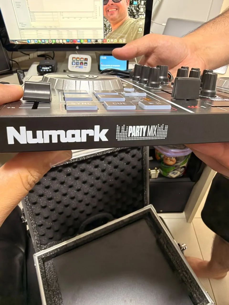 Numark Partymix Controladora Dj + Case de transporte - Foto 3