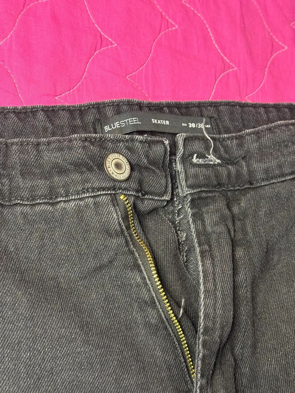 Calça Skater em Jeans com Bolsos Cargo - Foto 2