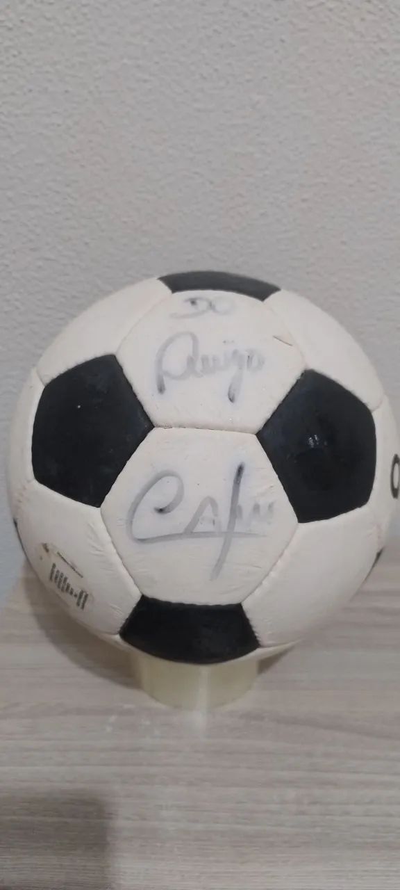 Bola Adidas Testar autografada por Cafu - Foto 2
