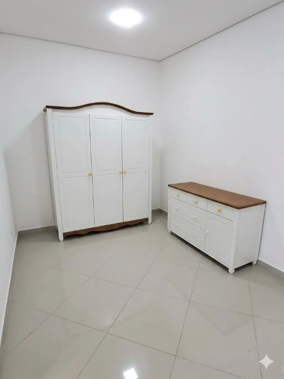 Guarda-roupa e cômoda infantil