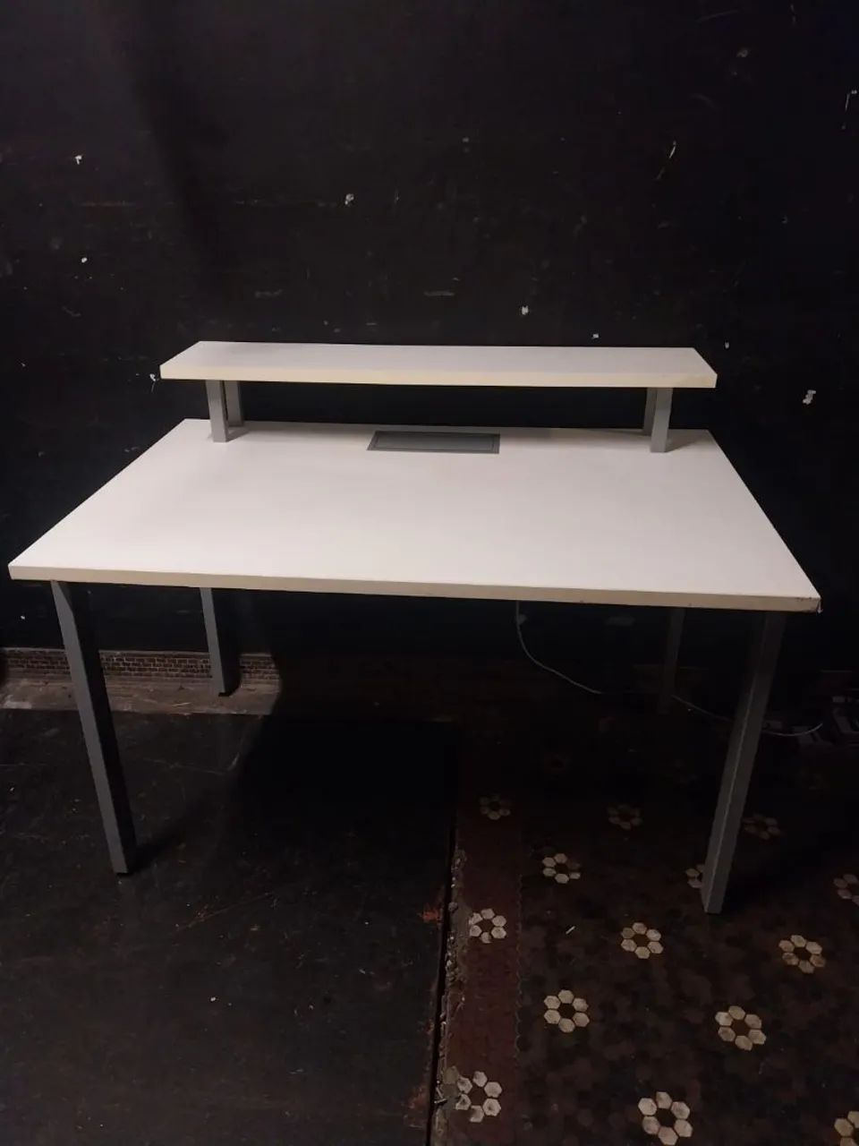 Mesa de Escritório C/ caixa de tomada e Rede - Foto 4