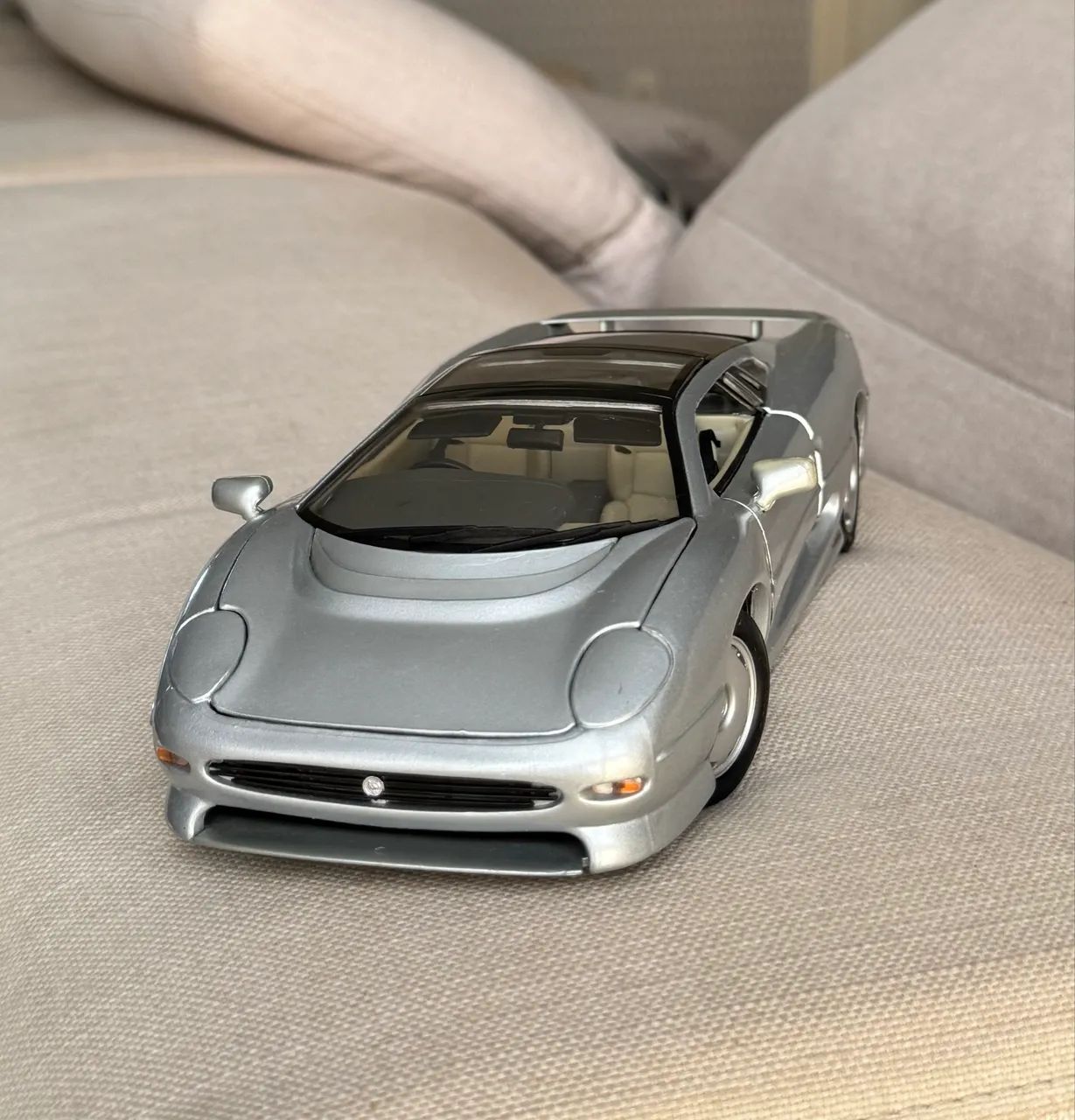 Miniatura Jaguar XJ220 escala 1:18 Maisto - Antiguidades - Centro
