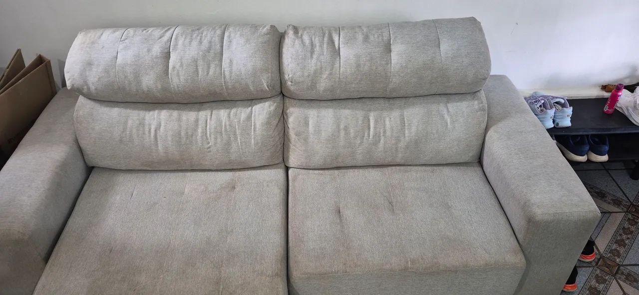 Vendo sofá retrátil seminovo. Reformado e higienizado. 