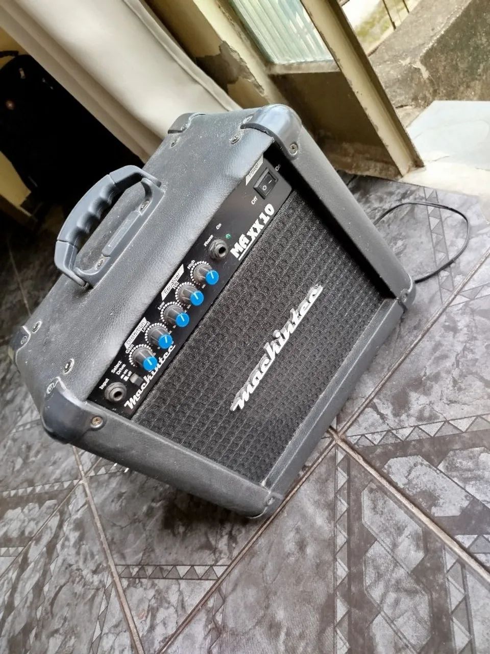 Amplified Speaker Cabinet (Acoustic Guitar and Electric Guitar)