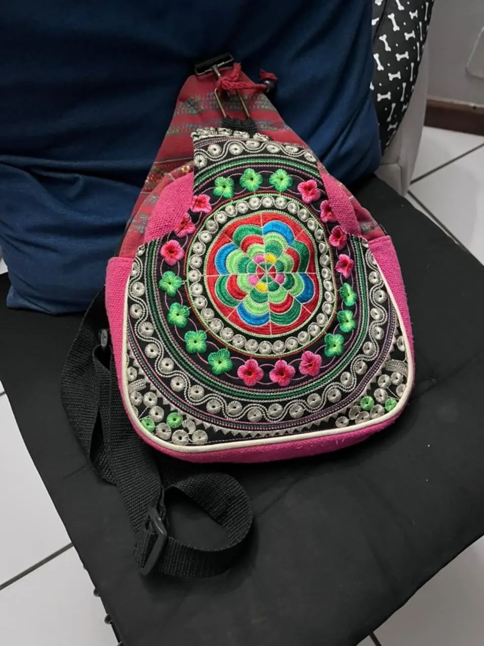 Mochila bordada colorida