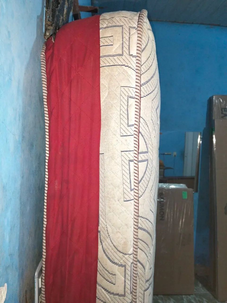 Cama de casal de madeira