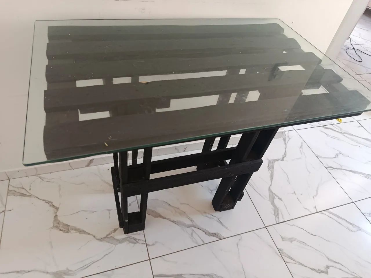 Mesa de vidro sem cadeiras/banco de madeira