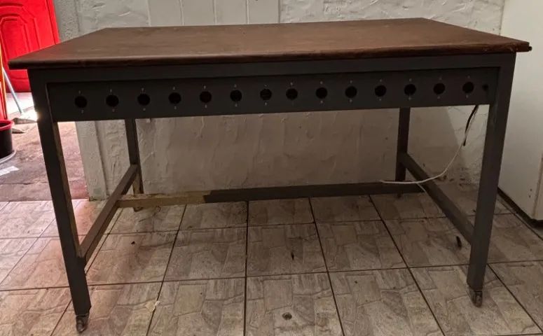 Mesa bancada de tomada para trabalho - Foto 2