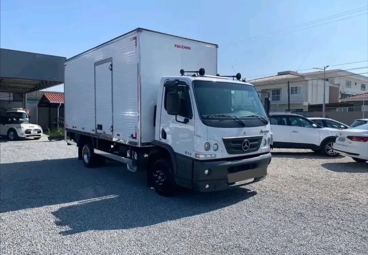 Mb accelo 815 baú 2018