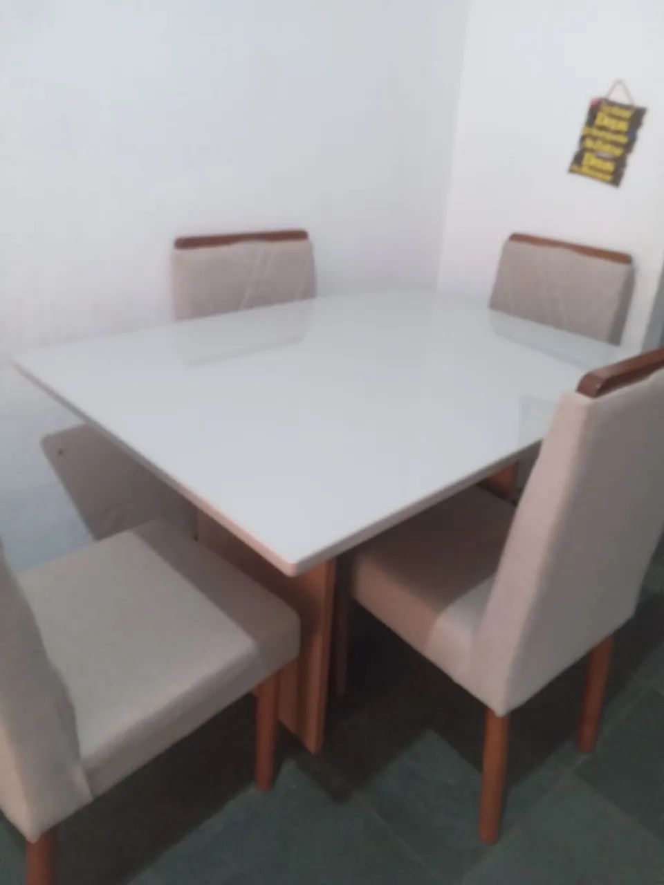 Mesa linda com 4 cadeiras! - Foto 2