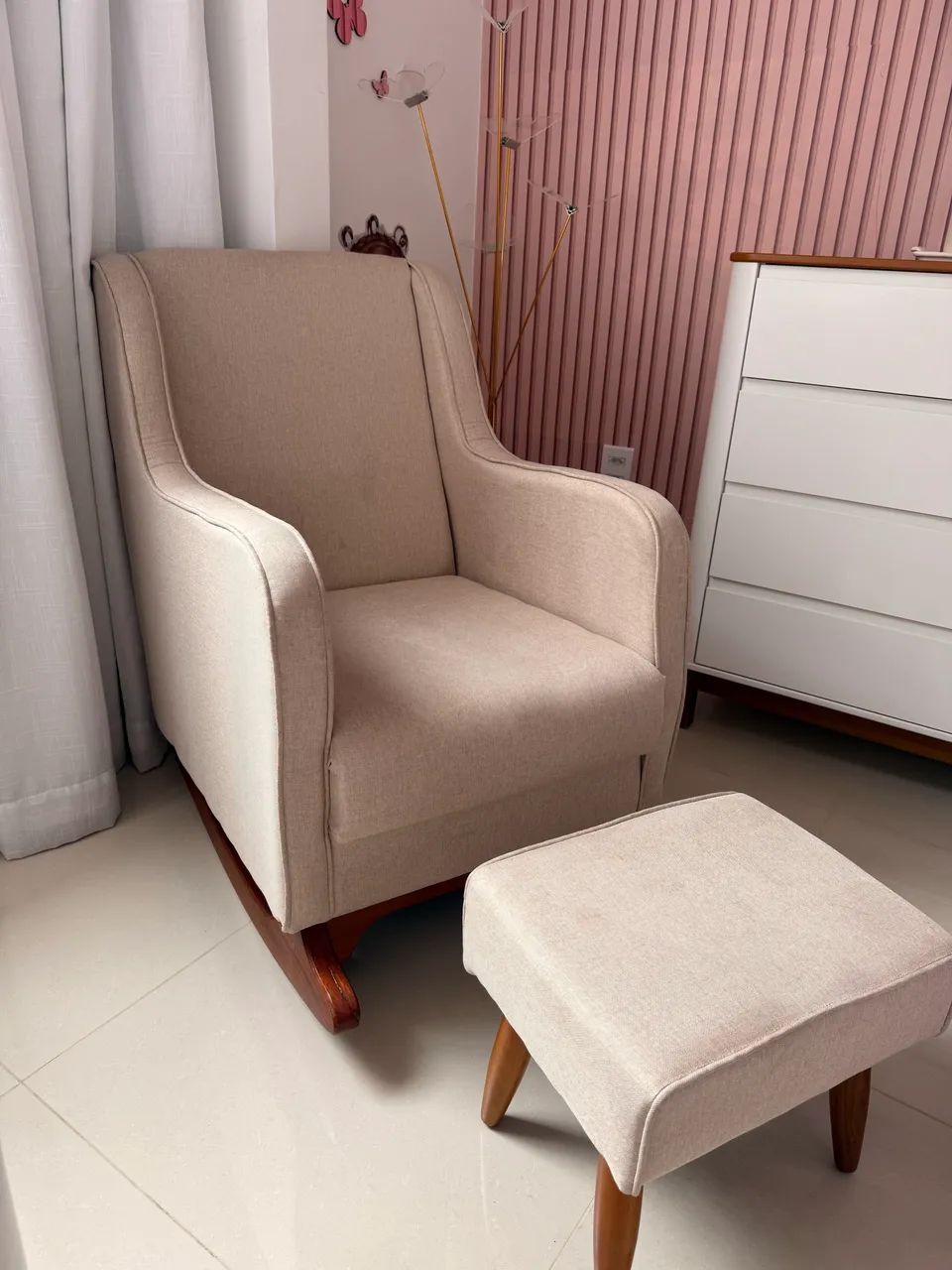 Poltrona de Amamentação com Puff - R$ 800,00 - Foto 2