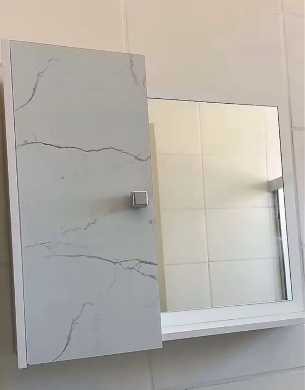 Armário de banheiro com espelho